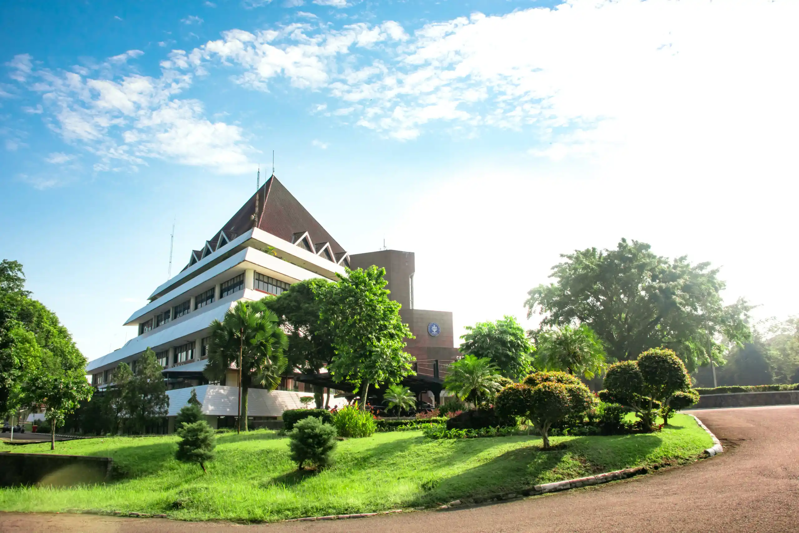 Info IPB University: Cek daftar fakultas (S1) di Kampus Dramaga, Sekolah Vokasi (Baranangsiang), dan semua jalur masuk (SNBP, SNBT, SM-IPB) 2025.